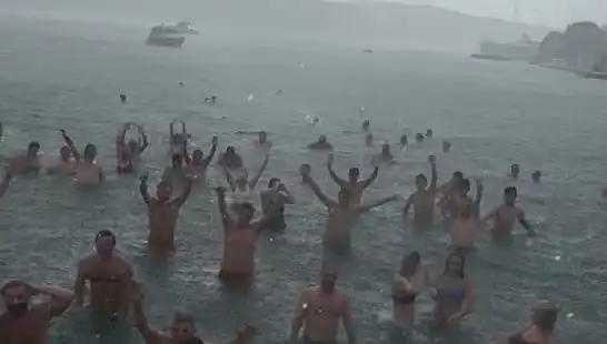 İstanbul'un Bebek Sahili'nde Yağmura Rağmen Deniz Keyfi Yaşandı