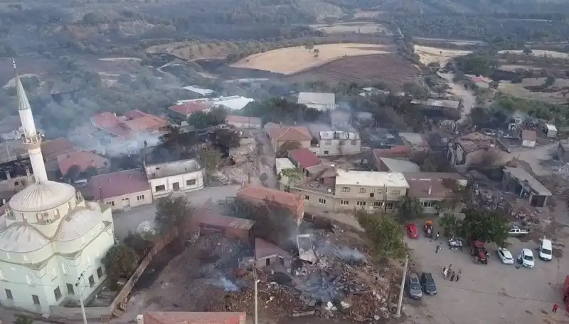 Çanakkale'de Tasfiye Olmaz Alevler: Orman Yangını Havadan Görüntülendi!