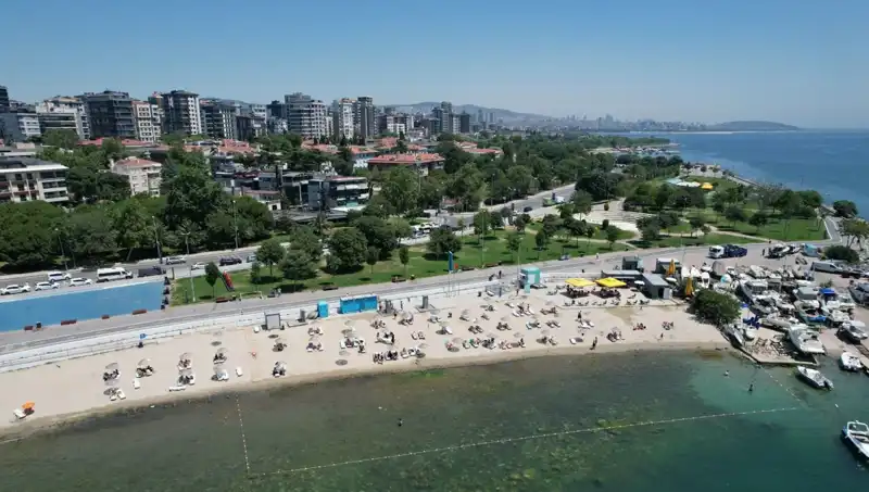 İstanbul Sıcaklarında Caddebostan Sahili Doluşturmaya Devam Ediyor