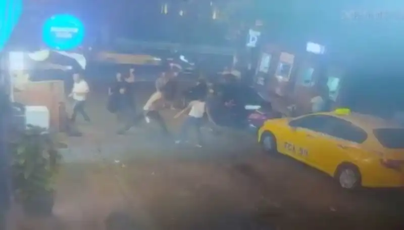 Beyoğlu'nda Seyyar Satıcılar Arasında Neden Kanlı Kavga Çıktı?