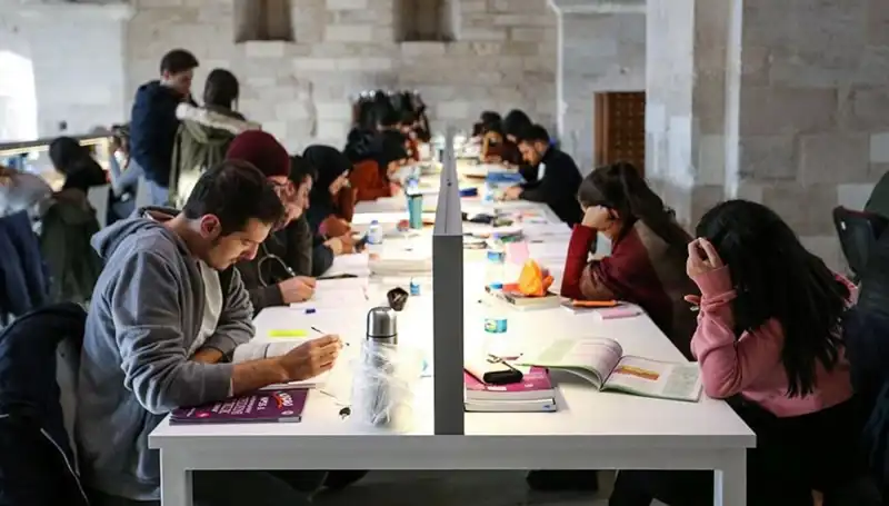 Üniversiteler için 2023-2024 Eğitim Yılı Başlangıç Tarihleri Açıklandı!