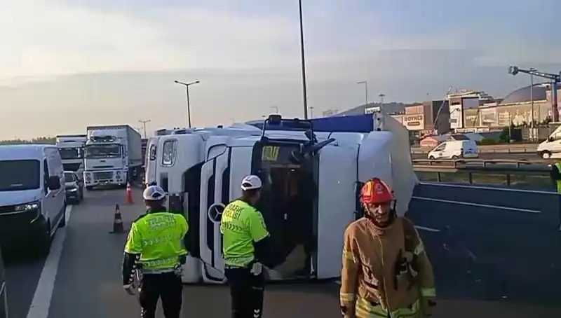 Pendik TEM Otoyolu'nda TIR Devrildi, İstanbul Yönünde Trafik Kaosu Yaşanıyor!