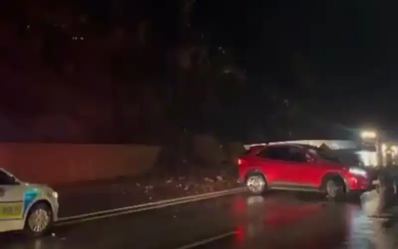 Hakkari'de Heyelan: Dev Kayalar Yolu Kapatınca Şehir İkiye Bölündü!