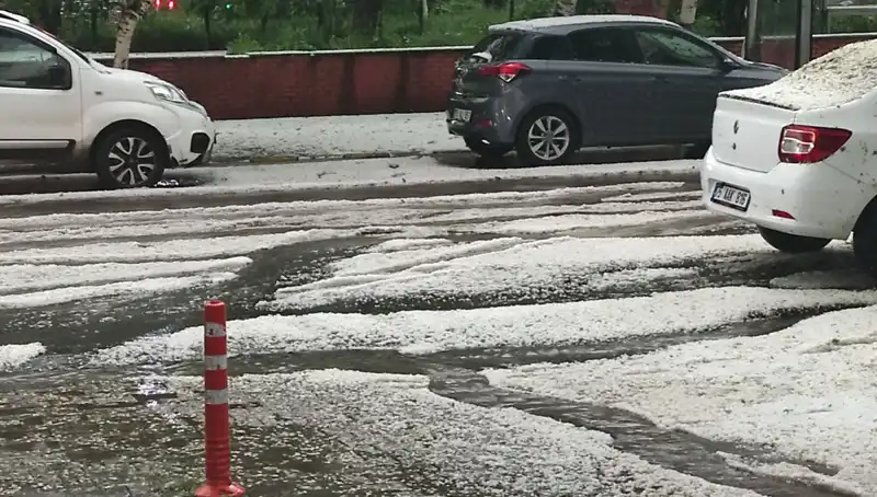 Ardahan'da Dolu Yağışı Şehri Beyaza Bürüdü: Doğa Harikası Anlar