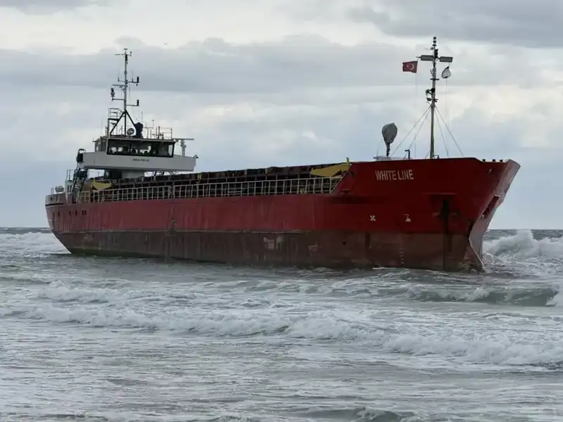 Tekirdağ’da Yük Gemisi Karaya Oturdu: İtfaiye ve Kurtarma Ekipleri Seferber Oldu