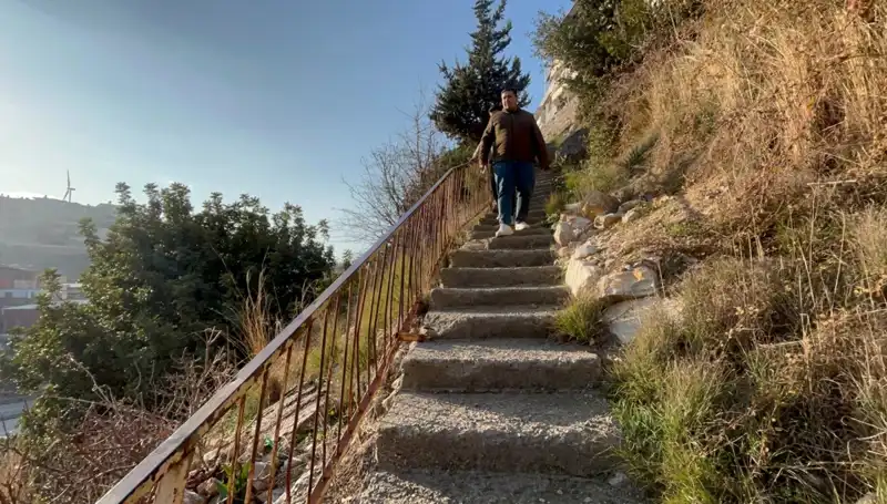 Uçurumun Kenarında Hayat: 107 Basamaklı Merdivenin Hikayesi