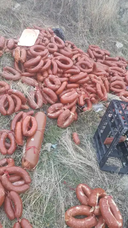 Ankara'da Yüzlerce Kilo Sucuk ve Salam Boş Araziye Atıldı!