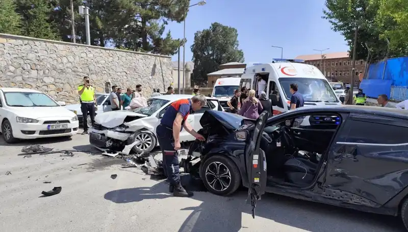Bitlis’te Trafik Kazası: 10 Kişi Yaralandı, Detaylar Ortaya Çıkıyor