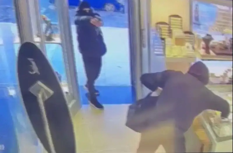 Ümraniye'de Gece Yarısı Maskeli Soygun Girişimi!