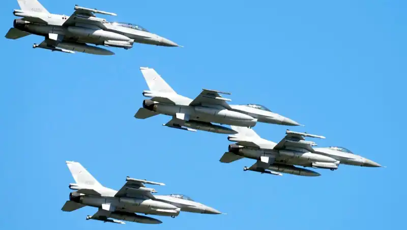 ABD, Ukraynalı Pilotlar için 310 Milyon Dolarlık F-16 Eğitimine Başladı