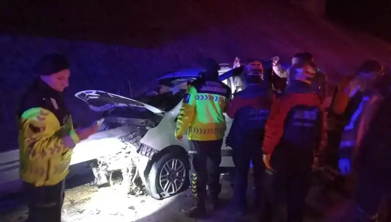 Bariyer Otomobile Saplandı, 4 Kişi Yaralandı: Kaza Anı Dehşeti
